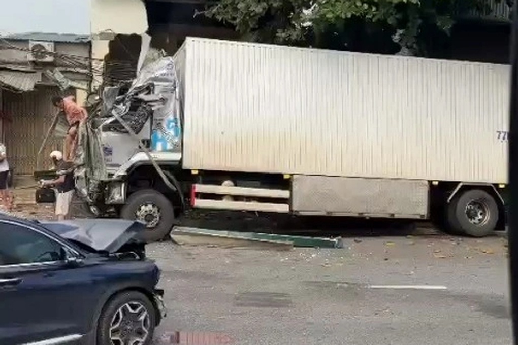 Tai nạn liên hoàn giữa 4 ô tô, 1 người chết 3 người bị thương - 1 Tai nạn liên hoàn giữa 4 ô tô, 1 người chết 3 người bị thương - 1