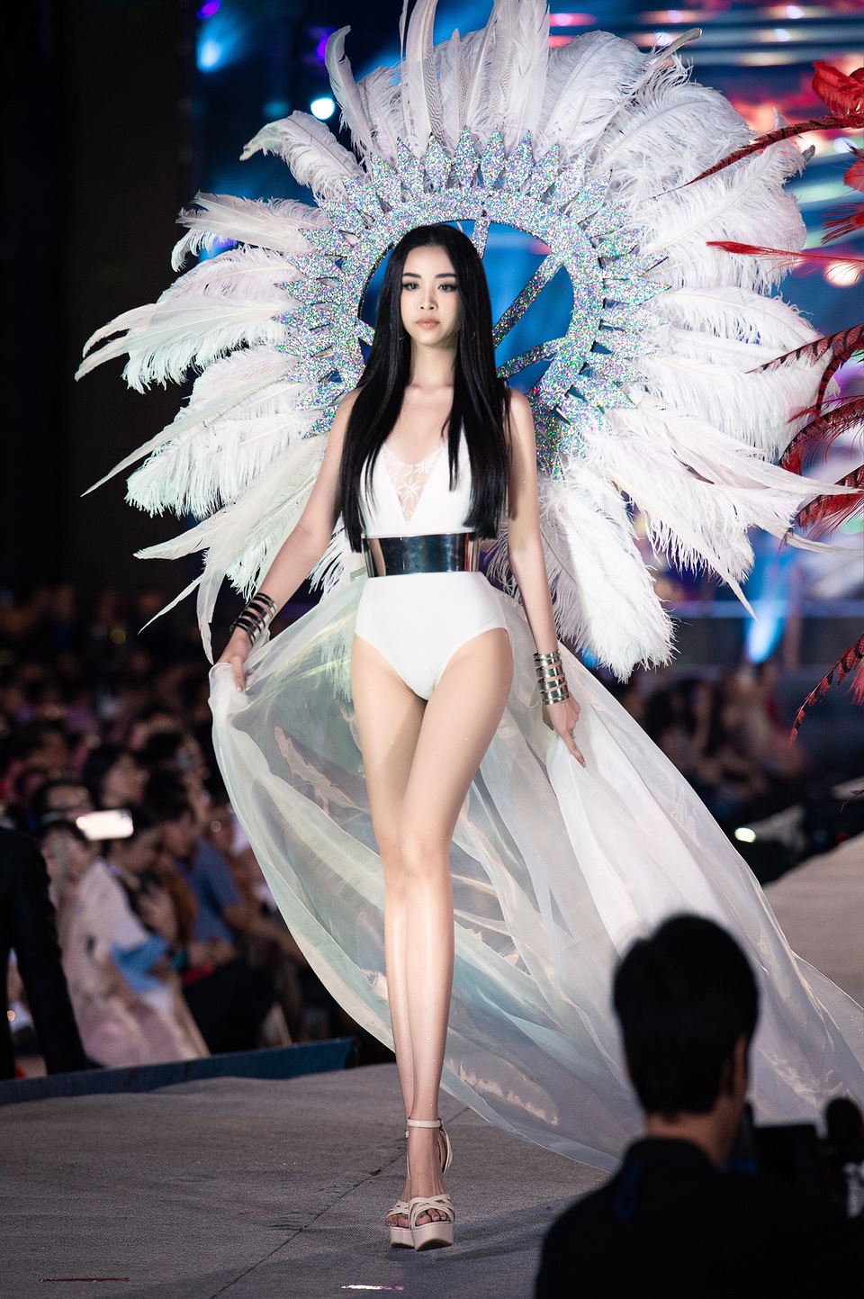 Trần Tiểu Vy, Phương Nga và Thúy An cùng Top 35 trình diễn bikini nóng bỏng - 6 Trần Tiểu Vy, Phương Nga và Thúy An cùng Top 35 trình diễn bikini nóng bỏng - 6
