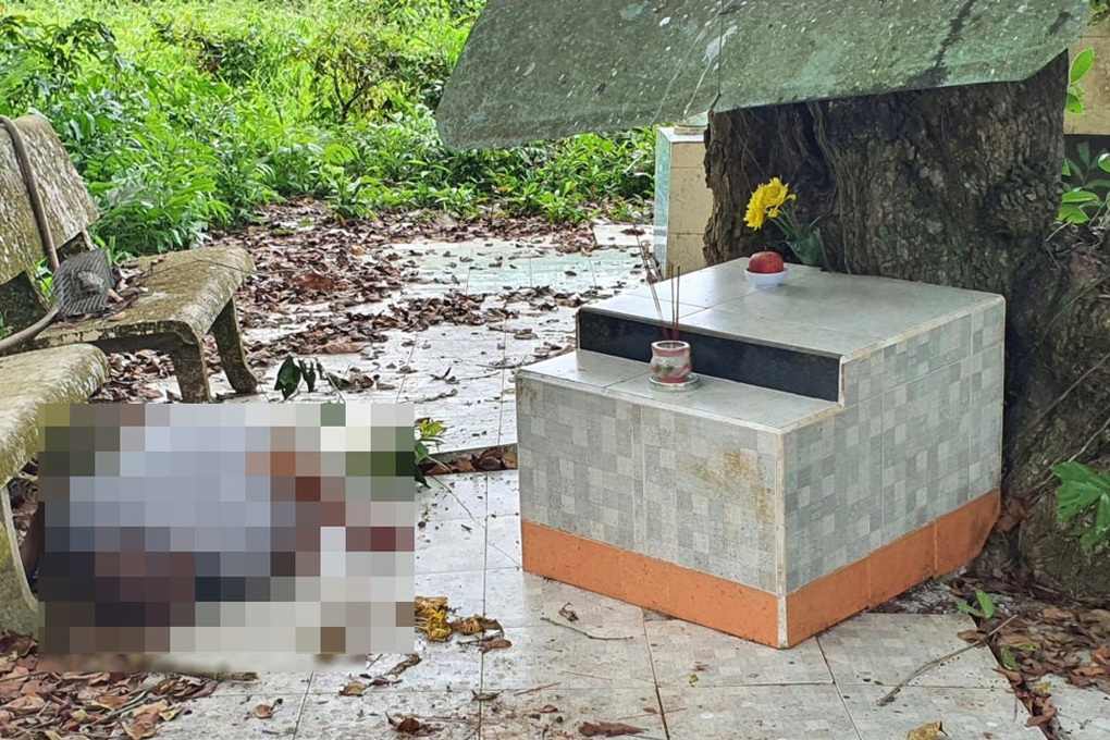 Người đàn ông tử vong trong tư thế quỳ trước ngôi miếu - 1