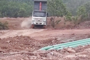 Đoàn xe "rình" đổ xỉ thải Nhà máy nhiệt điện Mông Dương 1 vào nhà dân