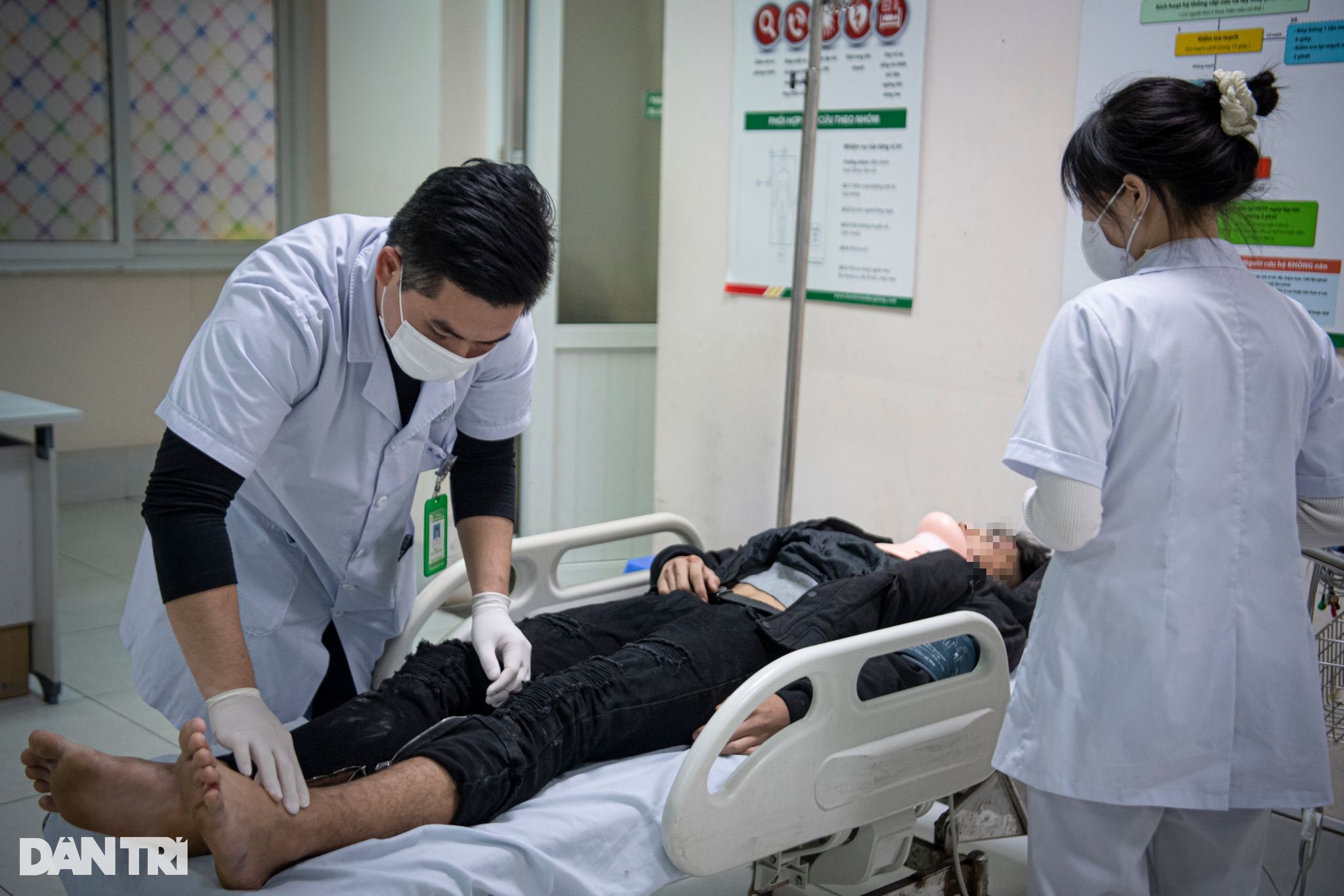 Đêm trắng cấp cứu: Chân không nghỉ, đèn không tắt trên đường đua sinh mệnh - 9 Đêm trắng cấp cứu: Chân không nghỉ, đèn không tắt trên đường đua sinh mệnh - 9