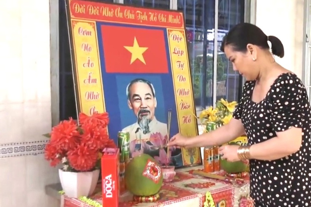 Người dân quê miền Tây lập bàn thờ nhớ ơn Chủ tịch Hồ Chí Minh dịp Tết - 3 Người dân quê miền Tây lập bàn thờ nhớ ơn Chủ tịch Hồ Chí Minh dịp Tết - 3