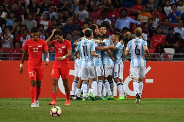 Vắng Messi, Argentina vẫn thắng đậm Singapore với tỷ số tennis