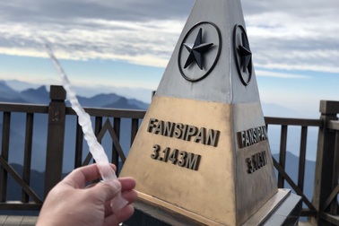 Băng giá xuất hiện trên đỉnh Fansipan khiến du khách thích thú