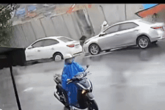 Khoảnh khắc hố sâu “nuốt chửng” nhiều ô tô ở Đà Nẵng