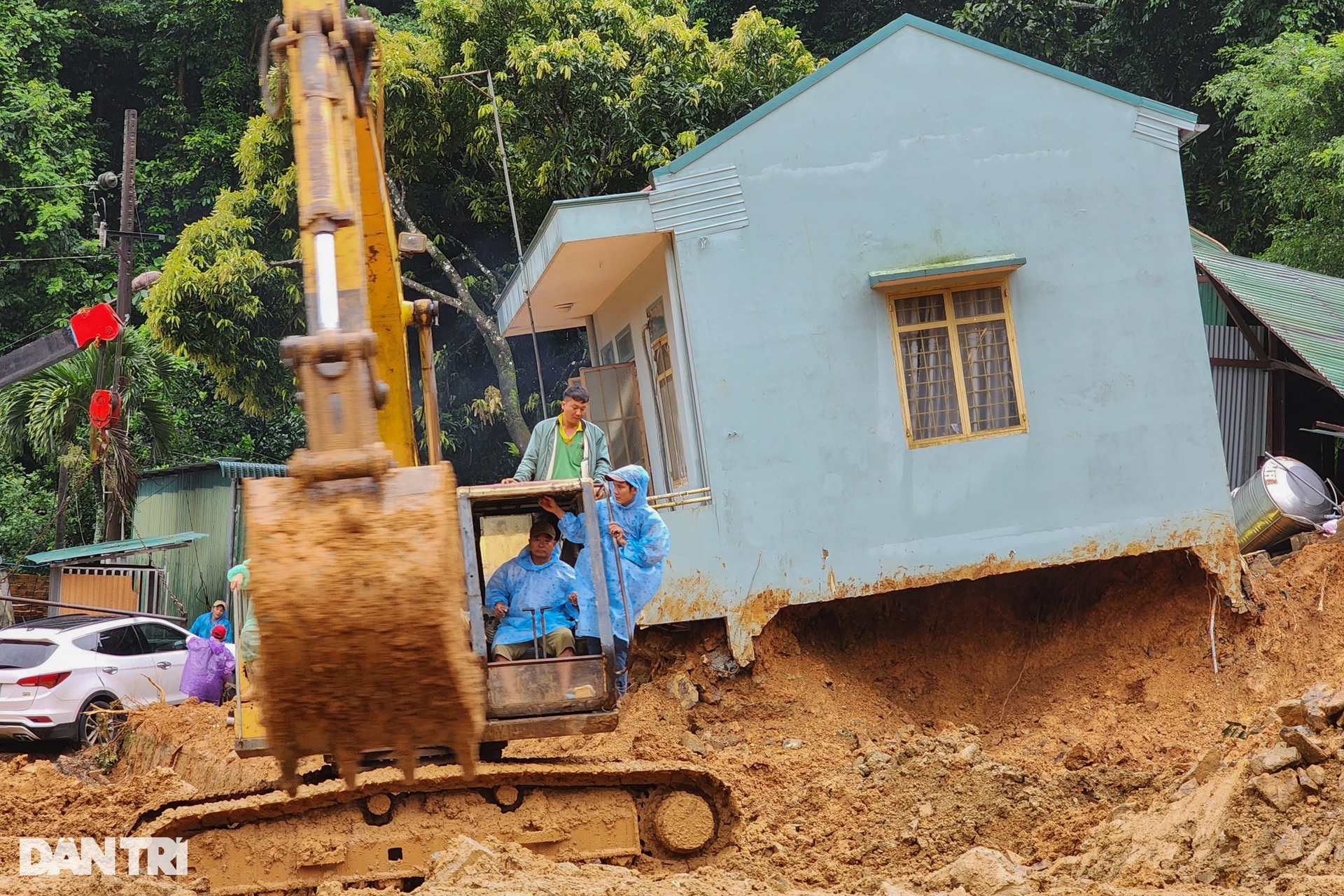 Hiện trường vụ sạt lở khiến 4 người bị vùi lấp ở đèo Bảo Lộc - 3 Hiện trường vụ sạt lở khiến 4 người bị vùi lấp ở đèo Bảo Lộc - 3