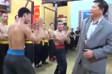 Đoạn video về công phu truyền điện của võ sư Huỳnh Tuấn Kiệt được chia sẻ