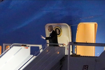 Tổng thống Biden vấp ngã khi lên chuyên cơ