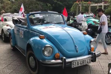 Xe cổ diễu hành ở Cố đô Huế