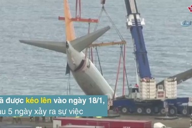 Xem giải cứu máy bay 'treo mình' trên vách đá