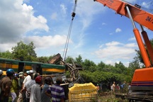 Vụ tàu hỏa tông nát xe tải: Barie không đóng khi tàu đi qua