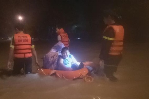 Giải cứu hàng chục người dân mắc kẹt giữa lũ lớn
