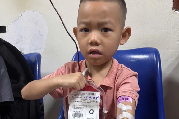 Ám ảnh tiếng khóc ngằn ngặt của bé trai 5 tuổi sống bằng máu người khác