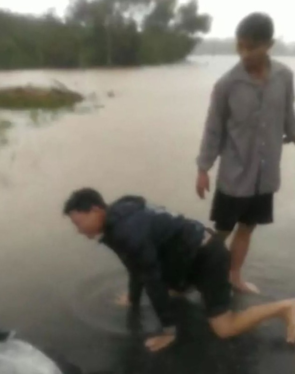 Tìm thấy thi thể thai phụ bị lũ cuốn trên đường đi sinh - 1 Tìm thấy thi thể thai phụ bị lũ cuốn trên đường đi sinh - 1