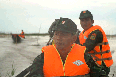 Căng mình chống buôn lậu mùa nước nổi ở miền Tây