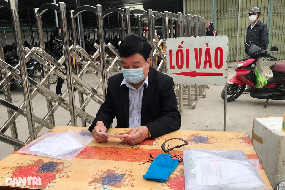 Người dân tâm dịch thành phố Chí Linh đi chợ bằng thẻ theo ngày chẵn lẻ - 12 Người dân tâm dịch thành phố Chí Linh đi chợ bằng thẻ theo ngày chẵn lẻ - 12