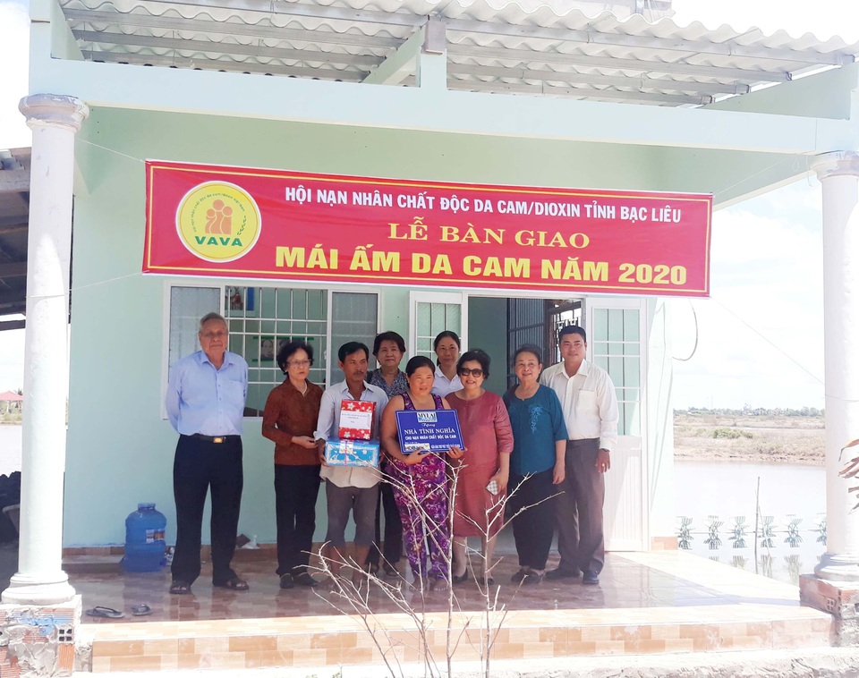 Trao nhà cho nạn nhân chất độc da cam và xe đạp đến học sinh vượt khó - 1 Trao nhà cho nạn nhân chất độc da cam và xe đạp đến học sinh vượt khó - 1