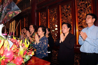 Nguyên Phó Chủ tịch nước Nguyễn Thị Doan dâng hương tưởng niệm các Vua Hùng