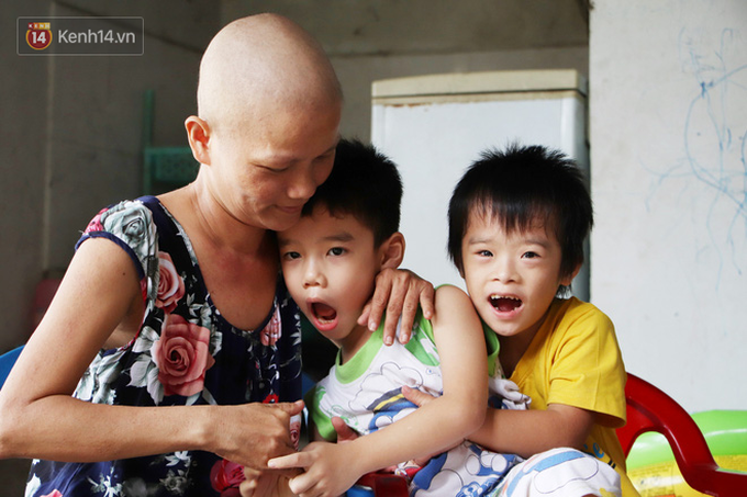 Bị ung thư buồng trứng vẫn gắng gượng đi làm, người mẹ cố sống từng ngày để lo cho đứa con khờ bệnh tật - Ảnh 11. Bị ung thư buồng trứng vẫn gắng gượng đi làm, người mẹ cố sống từng ngày để lo cho đứa con khờ bệnh tật - Ảnh 11.
