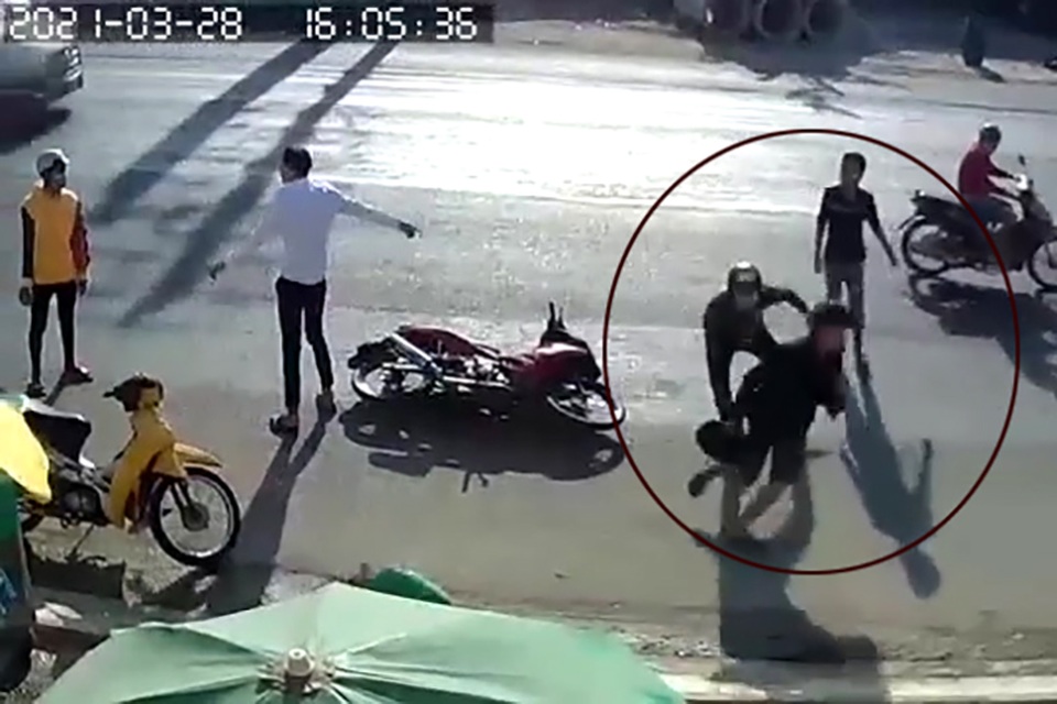 Bất ngờ dừng xe, lao vào hỗn chiến, nam thanh niên bị đánh gục tại chỗ - 2 Bất ngờ dừng xe, lao vào hỗn chiến, nam thanh niên bị đánh gục tại chỗ - 2