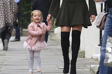 Cháu gái 2 tuổi của tỷ phú F1 mặc áo 4000 bảng