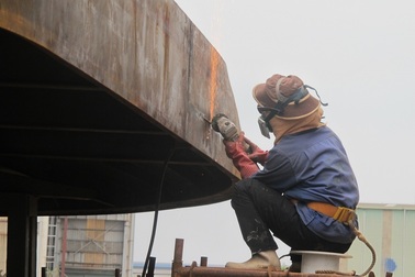 Chui hầm, đội nắng đóng tàu "khủng", thu nhập thấp vẫn bám trụ với nghề