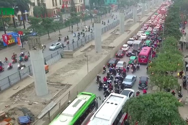 Ngày hai buổi "chôn chân" trên đường Cầu Diễn