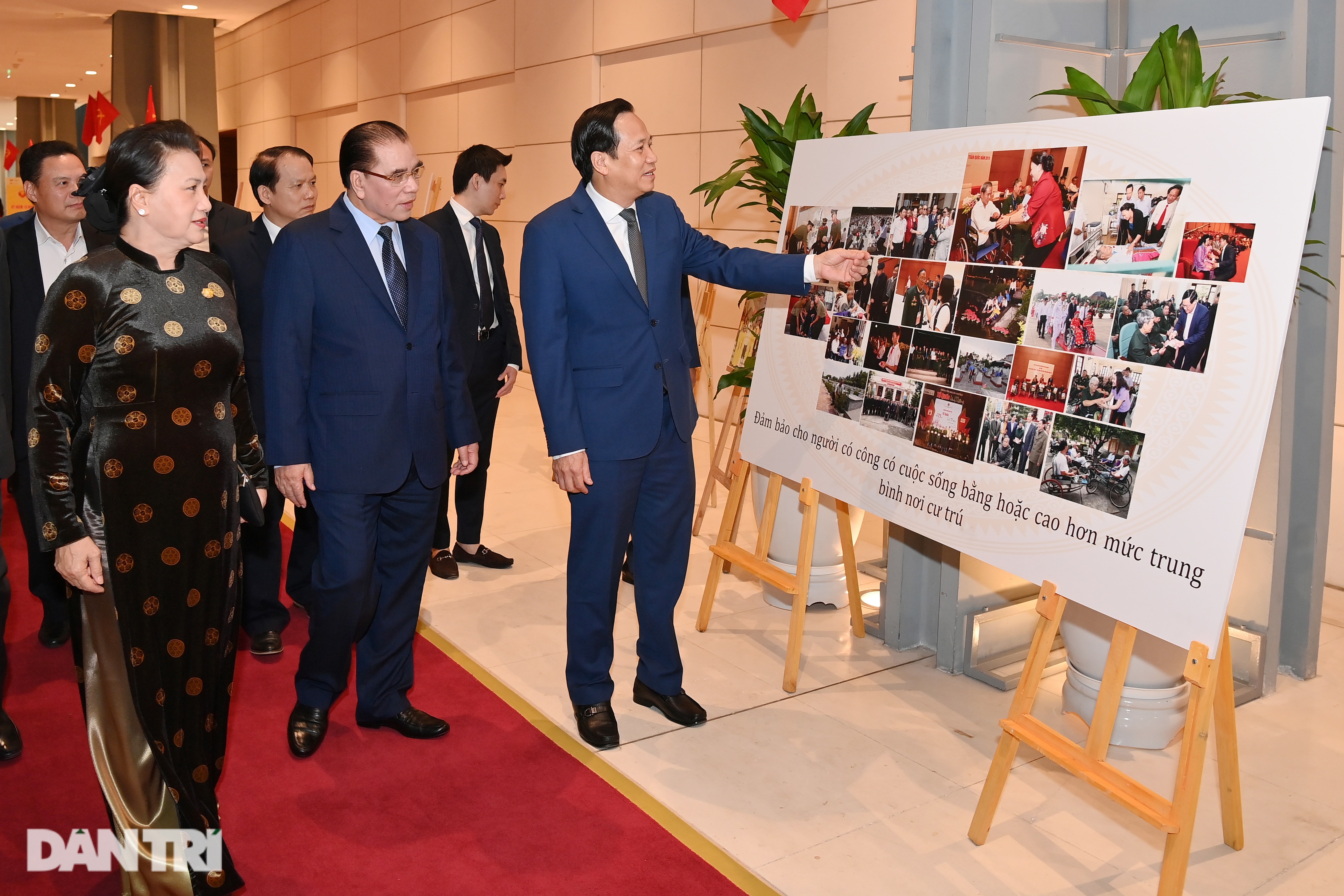 Tôn vinh những ông Bụt, bà Tiên giữa đời thường - 11 Tôn vinh những ông Bụt, bà Tiên giữa đời thường - 11
