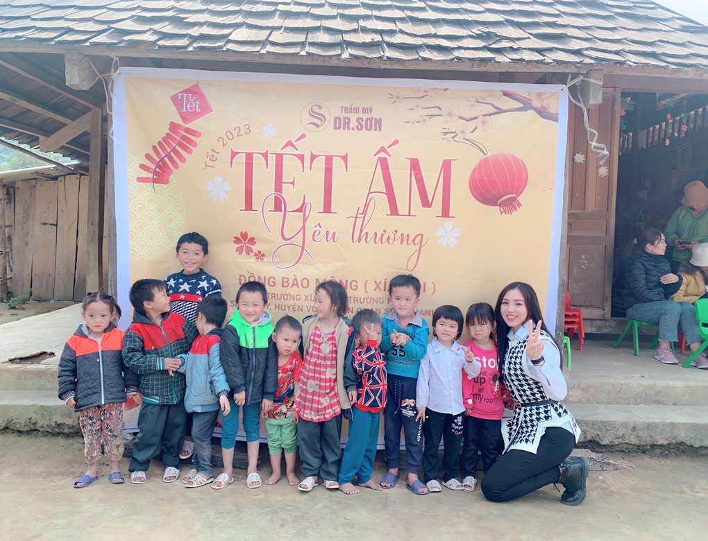Á hậu Kathy Hương mang xuân ấm áp đến bản Mông biên giới - 2 Á hậu Kathy Hương mang xuân ấm áp đến bản Mông biên giới - 2