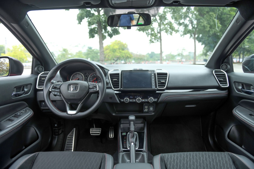 So sánh Honda City RS và Toyota Vios GR-S: Đồng hương tương tàn - 7 So sánh Honda City RS và Toyota Vios GR-S: Đồng hương tương tàn - 7