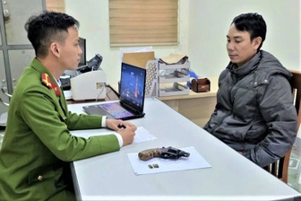 Người đàn ông bắn súng chỉ thiên tại đám cưới hàng xóm