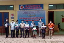 Trao máy tính bảng cùng nhiều suất quà đến trẻ em mồ côi, người khuyết tật