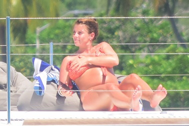 Bà xã Wayne Rooney bế bụng bầu đi nghỉ mát