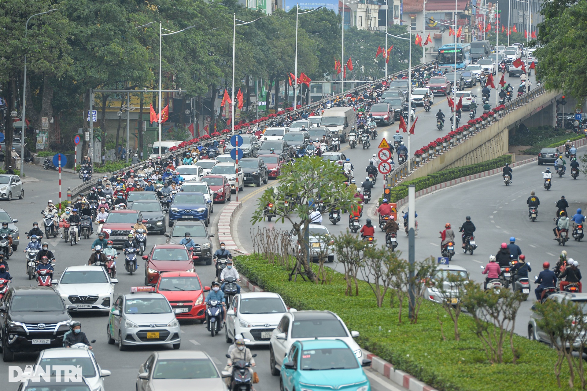 Ngày đi làm đầu năm, đường phố Hà Nội nơi thông thoáng, chỗ nhích từng mét - 4 Ngày đi làm đầu năm, đường phố Hà Nội nơi thông thoáng, chỗ nhích từng mét - 4