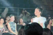 Nghệ nhân hát ru 5 thứ tiếng diễn thời trang cùng mẫu nhí