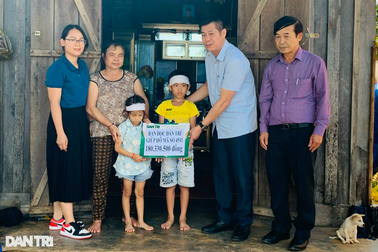 Bạn đọc gửi giúp hơn 200 triệu đồng đến hai trẻ mồ côi, ngơ ngác giữa đời
