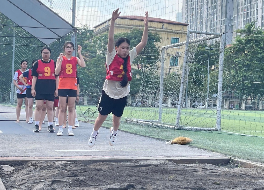 Thí sinh ca hát, mặc quần đùi áo số thi năng khiếu vào ĐH Sư phạm Hà Nội - 1 Thí sinh ca hát, mặc quần đùi áo số thi năng khiếu vào ĐH Sư phạm Hà Nội - 1