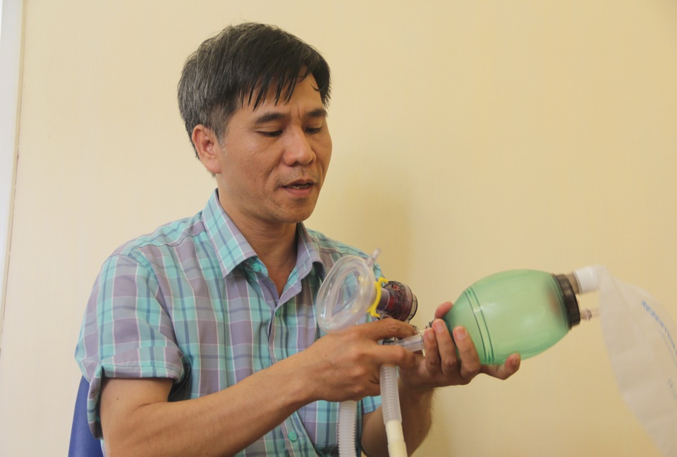 Phú Yên: Thầy giáo trường nghề sáng chế máy trợ thở - 1 Phú Yên: Thầy giáo trường nghề sáng chế máy trợ thở - 1