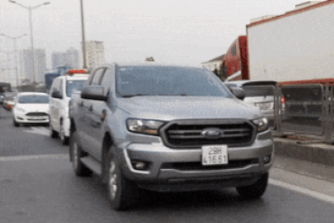 Xe cứu thương hú còi inh ỏi, ô tô bán tải vẫn "lững thững" bò trên đường