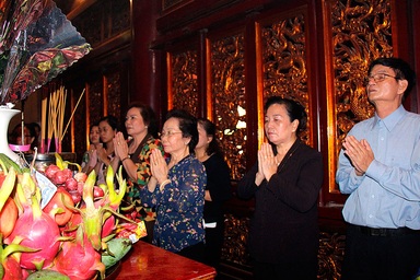 Nguyên Phó Chủ tịch nước Nguyễn Thị Doan dâng hương tưởng niệm các Vua Hùng