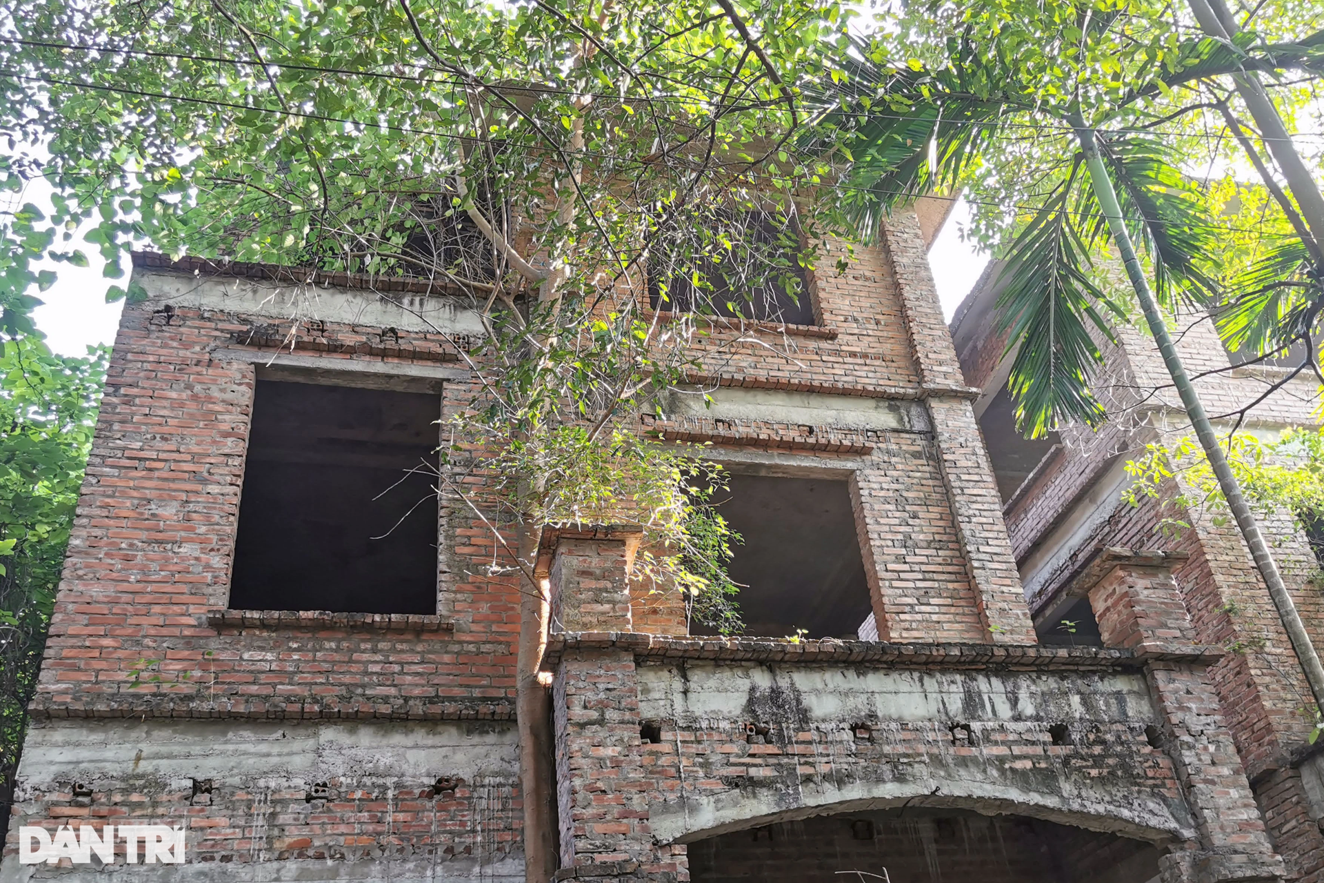 Châu Âu trong lòng Hà Nội - Bắc Ninh la liệt biệt thự bị bỏ hoang - 7 Châu Âu trong lòng Hà Nội - Bắc Ninh la liệt biệt thự bị bỏ hoang - 7