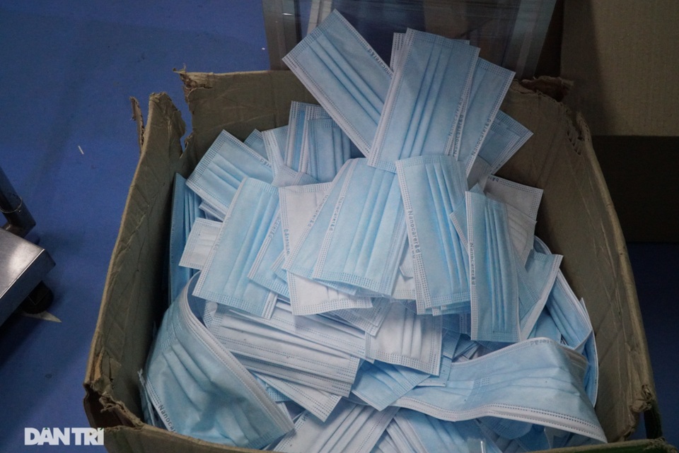Đột nhập cơ sở sản xuất khẩu trang “siêu bẩn” giữa mùa dịch Covid-19 - 4 Đột nhập cơ sở sản xuất khẩu trang “siêu bẩn” giữa mùa dịch Covid-19 - 4