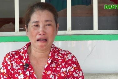 Mẹ nghèo bắt ốc, hái rau kiếm tiền chữa bệnh cho con gái gù lưng