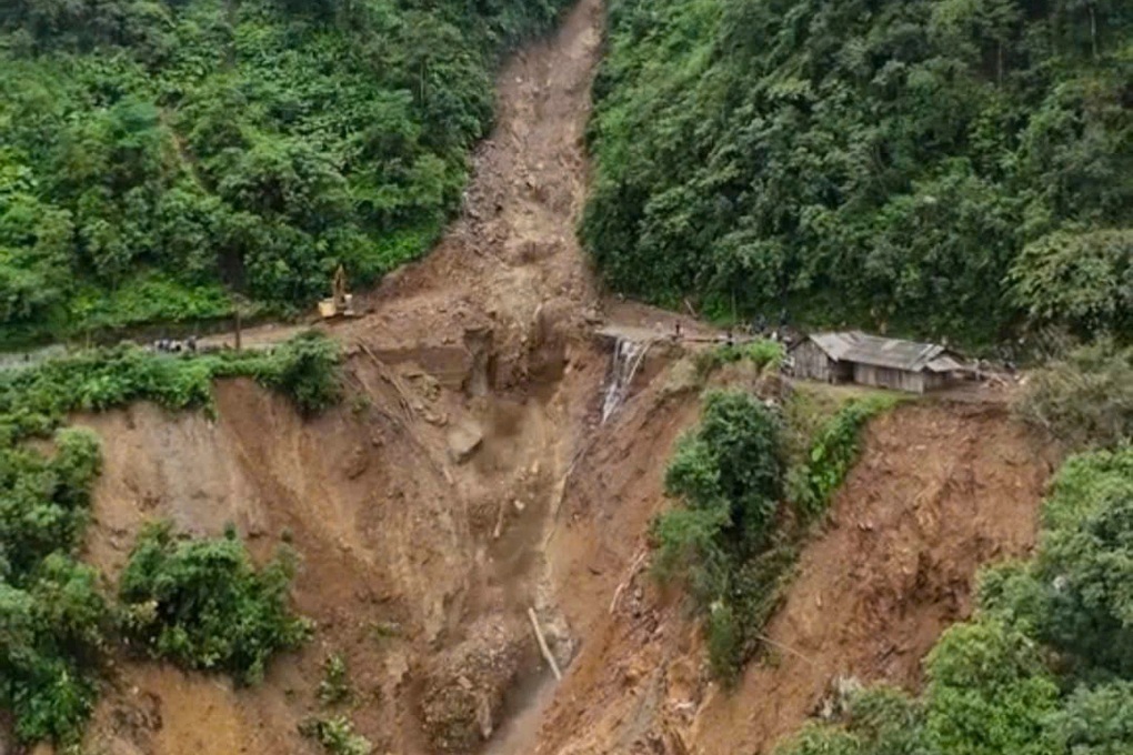 Thông xe điểm sạt lở lớn nhất trên đèo Khau Phạ - 2 Thông xe điểm sạt lở lớn nhất trên đèo Khau Phạ - 2