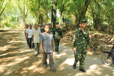 Những lão nông vừa đi thăm đồng vừa canh giữ cột mốc vùng biên
