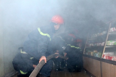 Giải cứu người già và trẻ nhỏ mắc kẹt trong hiệu thuốc bị cháy