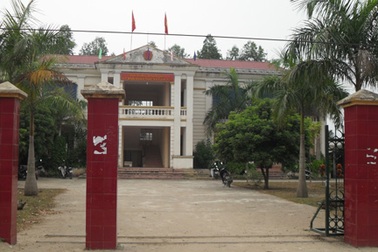 Cách chức một phó bí thư xã sử dụng bằng giả