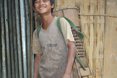 Bé 13 tuổi mót mì nuôi mẹ, nuôi em và nuôi chữ