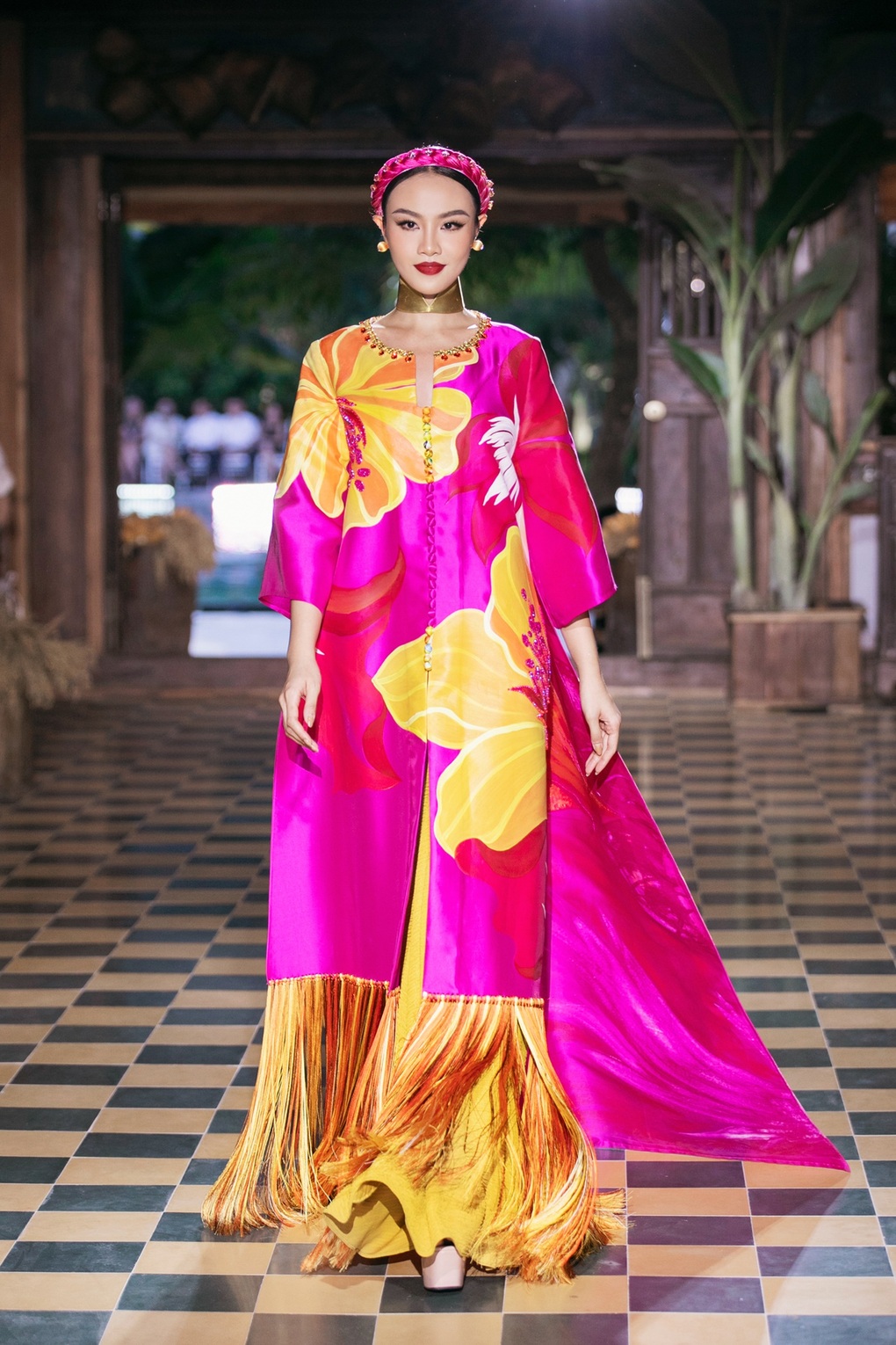 Minh Tú hóa nàng thơ, lơ lửng trên không trung gây ấn tượng - 3 Minh Tú hóa nàng thơ, lơ lửng trên không trung gây ấn tượng - 3