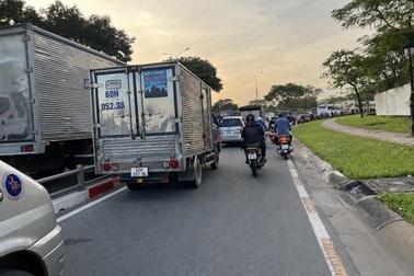 TPHCM xén vỉa hè, mở rộng đường trước cổng Khu Công nghệ cao